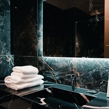 Royal G Deluxe Hotel Shkallnur