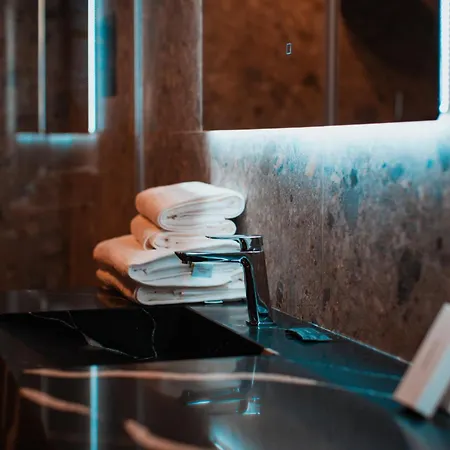 Royal G Deluxe Hotel Shkallnur
